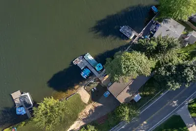 Image de Cozy lakefront cottage.