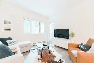 Image de Heart of Dt| Western Themed Lux Condo | Ug Parking