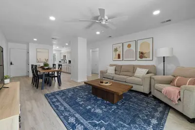 Image de Spacious 2 Bedroom Cottage with King Bed + Fenced Yard