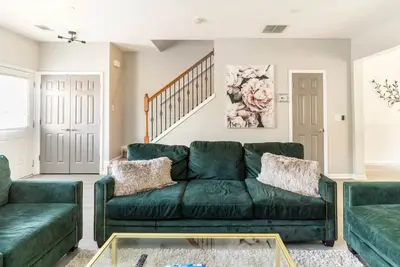 Image de 2br Condo Near Airport, Attractions & Nightlife!