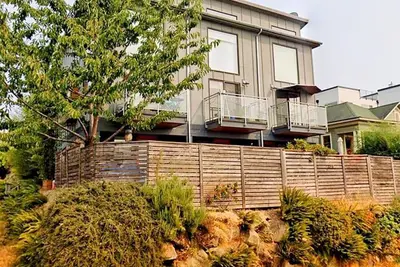 Image de Modern townhouse- with a view! Close to downtown