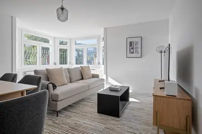 Image de Trendy Wiedikon 4. 5 Room w/ Storage & W/D, 1 min to Market, by Blueground