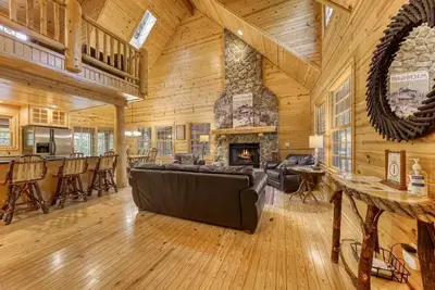 Image de Enjoy a blissful escape to this spacious family cabin with a screened deck with