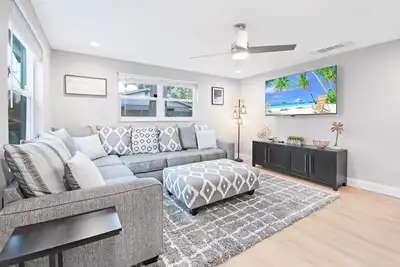 Image de Newly Renovated - Close to Beaches - Firepit