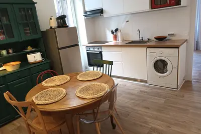 Image de Appartement T2 rénové, centre-ville Hendaye, proche baie, sans ascenseur, balcon, calme, WiFi non inclus