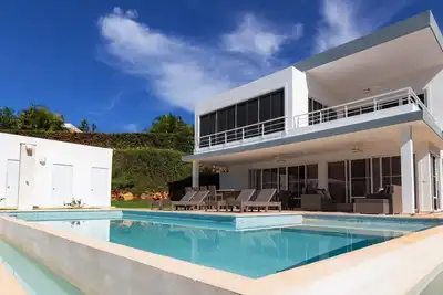 Image de 3bd/3bth guest-friendly villa, free bus, pool/waterpark/WiFi/cable Tv/Bbq!