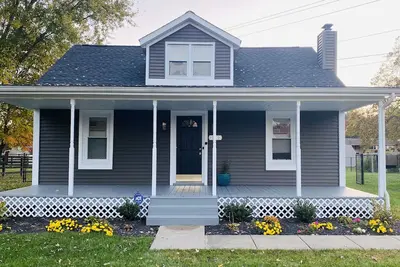 Image de Cozy Cottage with Spacious Backyard!