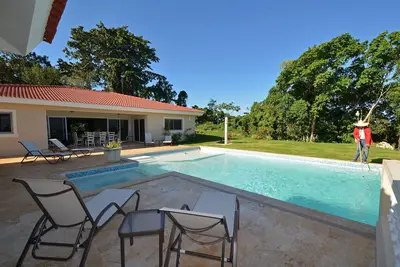 Image de Large luxury villa with large pool in large residence… Live large!