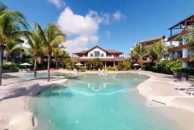 Image de Penthouse avec piscine lagon à 100m de la plage.