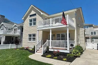 Image de Only 3 Homes to the Beach located in the Center of Town!