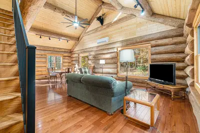 Image de Custom log cabin in scenic setting with deck, partial Ac & W\/D - near beach\/lake