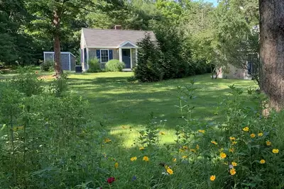 Image de Newly Renovated Coastal Green Hill Cottage- Minutes to 6 beautiful beaches!