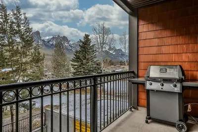 Image de ★Mountain Views, Resort Pool, and Parkade! ★