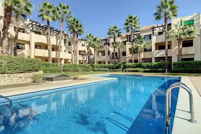 Image de Rez-de-chaussée devant la piscine