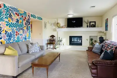 Image de Artsy, Light- Filled Spacious Apartment