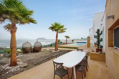 Image de Maison de vacances \"Ocean Spirit\" près de la plage avec vue sur la mer, piscine et Wi-Fi.