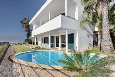 Image de Villa \"Vivenda Belo Horizonte\" avec vue sur mer, piscine et Wi-Fi.