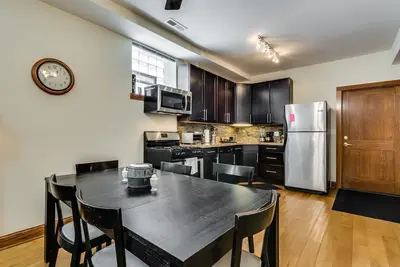 Image de Classic Chicago with a Twist - Recently Renovated and Pet Friendly! by AllSet Turnover