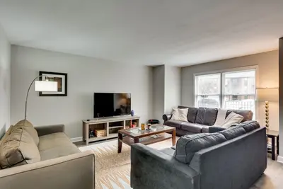 Image de Great Location! Walk to the Best Restaurants, Bars, and Shops. . . Plus The United Center! by AllSet Turnover