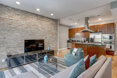 Image de Cubbies Dream! Half a Block to Wrigley! You Can Feel the Excitement in the Air on Game Days! by AllSet Turnover