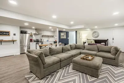Image de Adults Only - Walk to the United Center! Modern Touches Surround You - Check Out the Open Staircase! by AllSet Turnover