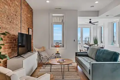 Image de Epic Lake Views Await You - You Will Want to Wake up Early for the Sunrise by AllSet Turnover