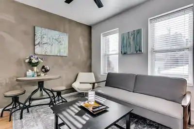 Image de Welcome to West Town! 2 Bedrooms and Pet Friendly by AllSet Turnover