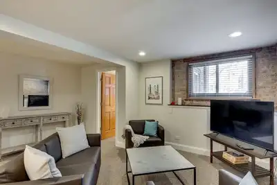 Image de Relaxing in Ravenswood - This Neighborhood is Great for Any Group and Close to Everything! by AllSet Turnover