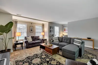 Image de Walk To The United Center! No Easier Way to See Your Bulls and Blackhawks in Action! by AllSet Turnover