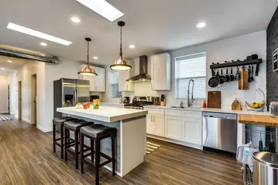 Image de Pet Friendly and Room for 7! Large Common Areas to Converse and Connect by AllSet Turnover