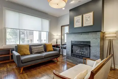 Image de Two-Story Stunner in Iconic Old Town Chicago by AllSet Turnover