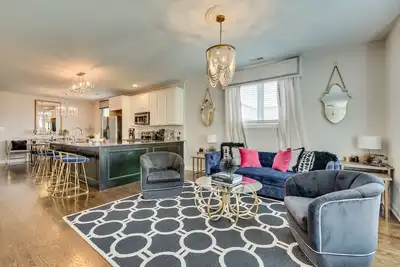 Image de Chi-Town Chill - Get Anywhere in the City from This Perfectly Located Duplex by AllSet Turnover