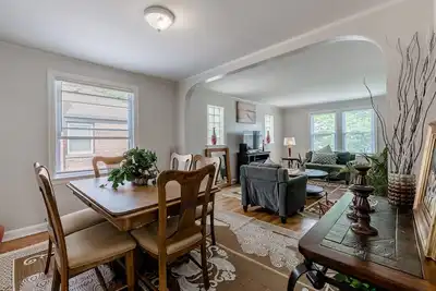 Image de Enjoy Evanston! Slow Down After a Busy Day Sight Seeing - Walking Distance from Public Transportation by AllSet Turnover