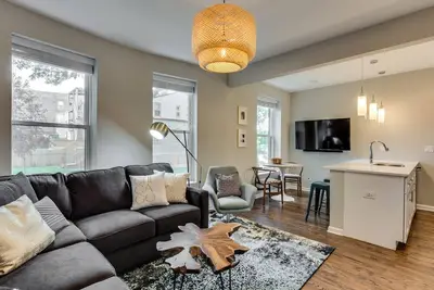 Image de Go Out or Stay In. . . This Property Has Everything You Need for a Perfect Visit - Just Steps from Humboldt Park by AllSet Turnover