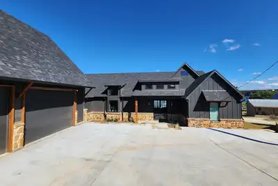 Image de New, Modern open floor plan in quiet cove with dock, pool and basketball court