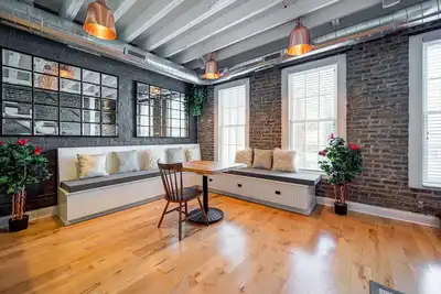 Image de Top Floor in the Heart of West Town! Perfect for Any Group and Pet Friendly! by AllSet Turnover