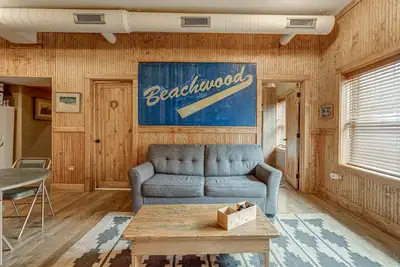 Image de Live Like a Local at the Beachwood Inn! Private Balcony Overlooking One of Chicago's Best New Restaurants by AllSet Turnover