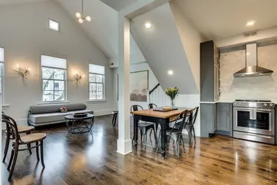 Image de Old Town Chicago at it's finest! Pet Friendly & Recently Renovated Top-Floor Condo Has Everything You Need for a Perfect Windy City Getaway by AllSet Turnover