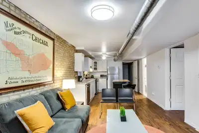 Image de Quiet Comfort in the Big City. Just Steps to the Blue Line by AllSet Turnover