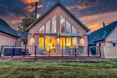 Image de Eagle Crest Chalet with Hot Tub / On Golf Course!