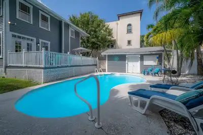 Image de Xmas Off Bayshore! Luxury 4/3 with Pool, Outdoor Kitchen, Steps off Bayshore