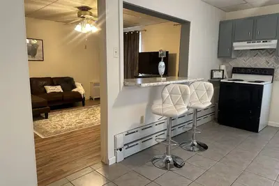 Image de Cozy 2nd floor brick apartment. Walking distance -Charles Park, pond & dog park