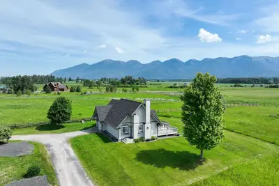 Image de glacier getaway, family/ pet friendly. Charming, peaceful home on 10 acers.