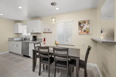 Image de Newly Renovated 3Bed on Corner-lot EasyA to Us99