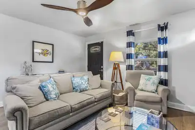 Image de Classic Cottage just mins to the Beach and Downtown!