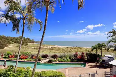 Image de Beachfront and pool views from the balcony _ 5 min walk to the beach.