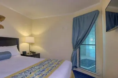 Image de Bay View Retreat! Balcony, Kitchen, Free Parking, Onsite Pool!