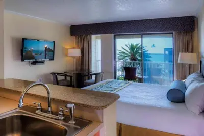 Image de Cozy Escape w/ Kitchen, Bay View! Pool, Free Parking Near Mosi Science Museum!