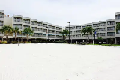 Image de Unit w/ Pool View Balcony! Outdoor Pool, Parking, Near Tampa Bay History Center!