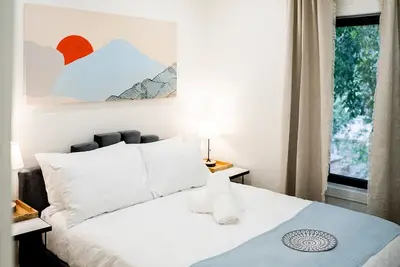 Image de Stunning renovated home 10 min to downtown